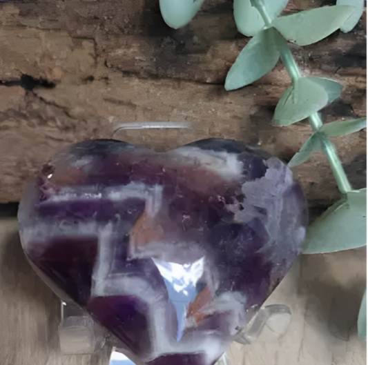 Chevron Amethyst Heart – Intuitive Crystal for Protection, Clarity & Emotional Balance